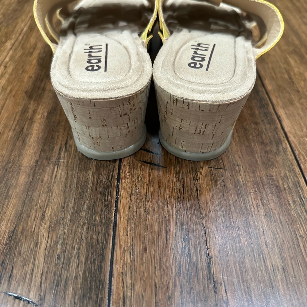 Earth Yellow Slide Sandals size 7.5 - Picture 4 of 5